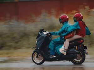 Membandingkan Jenis-jenis Jas Hujan: Mana yang Terbaik?