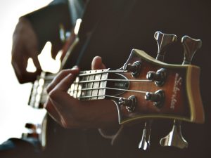 Alasan Mengapa Bass Adalah Instrumen Penting dalam Sebuah Grup Band