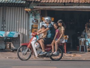 Orang yang Bisa Mengendarai Motor Belum Tentu Bisa Membonceng Orang Lain