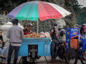 Jika Orang-orang Mempromosikan Warung Pinggir Jalan di Instastory Mereka