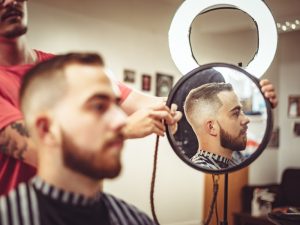 Rambut Belah Tengah: Pernah Digandrungi, Dianggap Cupu, hingga Digandrungi Lagi