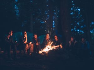 Rekomendasi Lagu yang Genjreng-able untuk Dimainkan Saat Momen Api Unggun