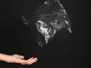 Sebagian Ibu-ibu Adalah Pencinta Kresek Hitam Garis Keras