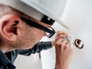 Enaknya Kerja Jadi Teknisi Listrik di Pabrik