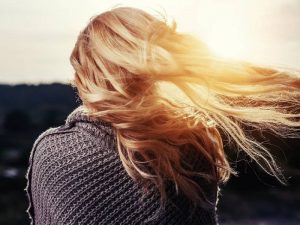 Berbagai Alasan Cewek Nyemir Rambut