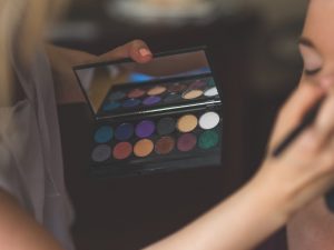 Berprofesi Menjadi Makeup Artist Nggak Semudah Itu!