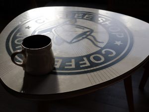 Dear Penjual di Warung Kopi, Tolong Volume Musiknya Jangan Terlalu Keras