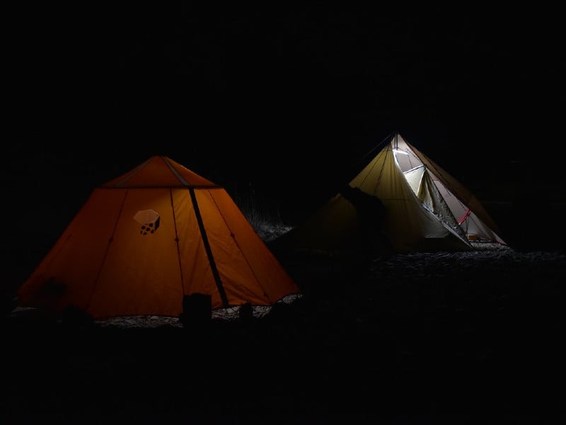 Tips Memilih Lokasi Mendirikan Tenda Saat Mendaki Gunung agar Bisa Tidur Nyenyak Terminal Mojok