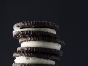 Menebak Karakter Seseorang dari Cara Mereka Makan Biskuit Oreo