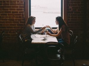 5 Cara Jadi Pendengar Curhat yang Baik seperti Master pada Serial Midnight Diner