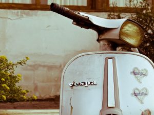 Hanya Wanita Sabar dan Setia yang Mau Dibonceng Naik Vespa Tua