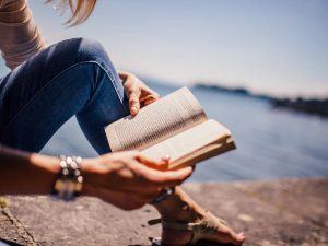 Baca Buku Tanpa Mempertanyakan Isinya Adalah Kebodohan yang Hakiki