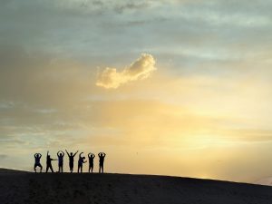 Jadi Ekstrover dan Punya Banyak Teman Itu Nggak Sepenuhnya Menyenangkan