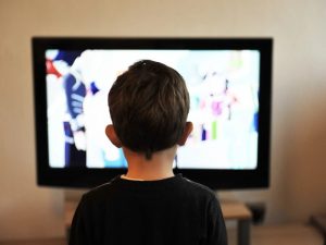 Pemilihan Acara TV Sesuai Usia Dianjurkan Itu Mutlak