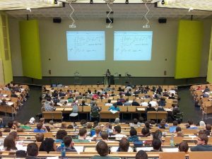 Sulitnya Mahasiswa Kelas Menengah yang Tak Pintar-pintar Amat Mendapatkan Beasiswa di Indonesia