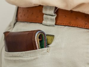 Tempat Menyimpan Uang ala Santri Saat Keluar, selain Dompet dan Saku