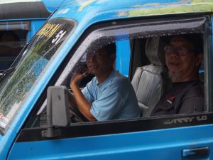 Pengalaman Naik di Atap Angkot yang Bikin Kekerenan Saya Meningkat