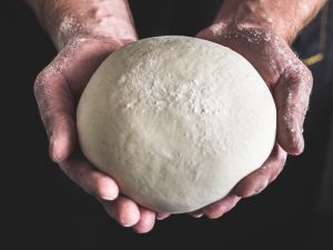 Persamaan Aroma Roti O di Stasiun dan Kue Pukis di Pasar Tradisional