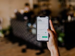 Buang Jauh Pikiran bahwa Investasi Saham Adalah Cara Bikin Kaya Mendadak