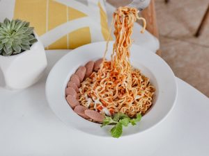 Mengenang Ibu Nunuk Nuraini dan Kenikmatan Indomie Goreng dalam Wadah Bekal Sekolah