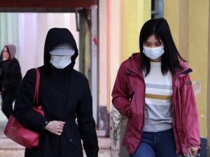 Jangan Cuma Formalitas! Ini 3 Cara Pakai Masker yang Harus Dihindari