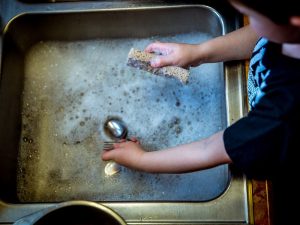 4 Kesalahan Mencuci Piring yang Lazim Dilakukan