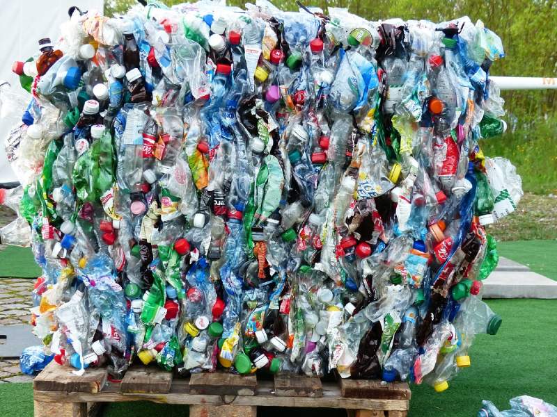 Galon Sekali Pakai, Efektif Tingkatkan Sampah Plastik di Indonesia Terminal mojok