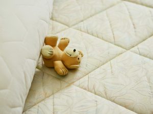 Kenapa Orang Indonesia Peluk Guling Saat Tidur?