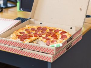 Menebak Alasan Pizza Berbentuk Bulat, Dipotong Segitiga, dan Dibungkus Boks Kotak