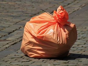Usaha Mengurangi Pemakaian Kantong Plastik, eh Dianggap Gila oleh Warga Kampung