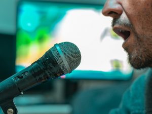 Tetangga Adalah Saudara Terdekat Meski Hobinya Karaoke di Rumah