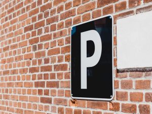 Pengendara Motor Adalah Kasta Ketiga di Tempat Parkir Mal Mewah Jakarta