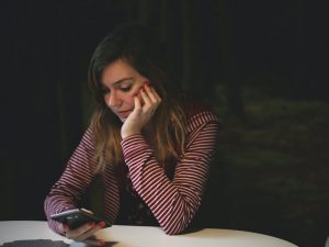 3 Cara Perlakukan Dosen yang Suka Tiba-tiba Chat WA dan Minta Bantuan Seenaknya
