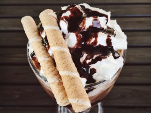 Chocolatos, Richoco, dan Deka Roll: Mana Wafer Roll Gopekan yang Paling Lezat Cokelatnya?