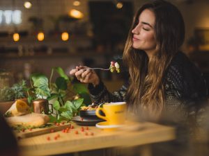 5 Benda Asing yang Sering Tak Sengaja Terkunyah Saat Makan