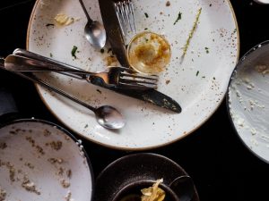 Misteri Keberadaan Piring Kotor yang Menumpuk meski Nggak Masak Sekalipun