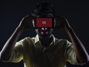 Alasan Kita Suka Nonton Video Reaction YouTube yang Unfaedah Itu