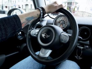 Mas-mas yang Nggak Bisa Nyetir Mobil Bukan Beban Perjalanan