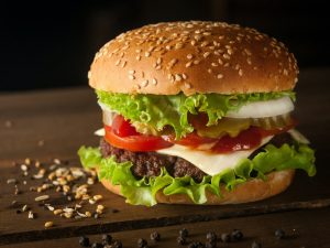 Pengalaman Saya Makan Burger Pakai Sendok dan Garpu