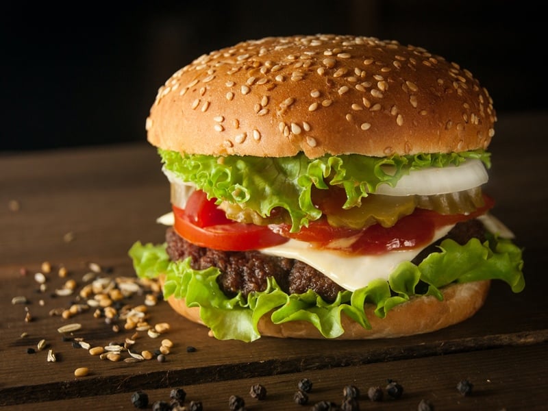 Pengalaman Saya Makan Burger Pakai Sendok dan Garpu terminal mojok.co