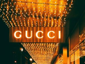 Pak Jokowi Ajak Benci Produk Luar Negeri dan Rakyat Menunggu Giveaway Gucci