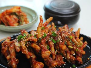 Bagi Saya, Membersihkan Ceker Ayam Adalah Pekerjaan yang Paling Membagongkan