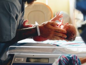 Konten TikTok Dokter Periksa Pembukaan Lahiran Itu Bikin Ngilu dan Nggak Nyaman!