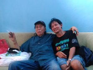 Umbu Landu Paranggi Berjaket Tentara dan Ia Memakai Pet ala Che Guevara