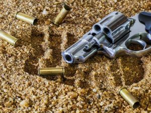 Pistol dan Orang Berotak Kecil yang Ingin Berkuasa