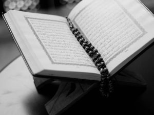 Tadarus Al-Qur’an dan Kudapan yang Menyertainya. #Takjilan Mojok06
