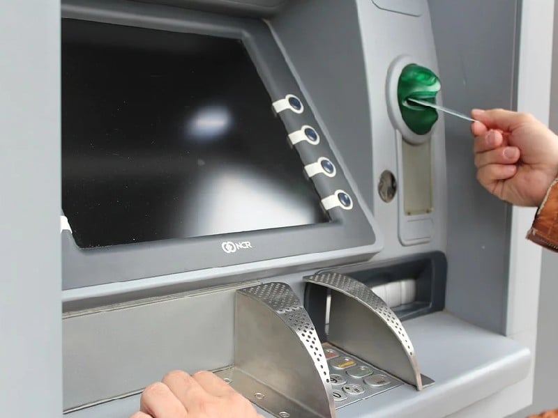Etika Dasar Sebelum dan Saat Menggunakan ATM yang Nggak Dipahami Banyak Orang terminal mojok