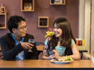 Dear Pejuang Cinta via Aplikasi Kencan Online, Jangan Komentarin Soal Makeup Saat Ketemu, dong