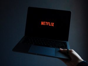 5 Rekomendasi Stand Up Comedy Special di Netflix yang Bikin Harimu Nggak Garing!