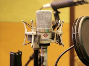 Membedah Tugas Penyiar Radio yang Sering Dibilang Ngemeng doang